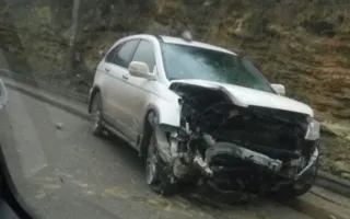 В Севастополе на Троллейбусном спуске авто врезалось в скалу (фото)