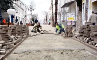 В центре крымской столицы перекладывают плитку (фото)