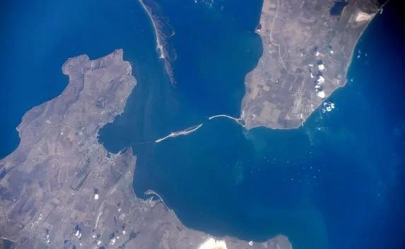 Автоподход к Крымскому мосту начали укладывать плитами (фото)