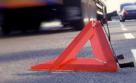 В Ялте ВАЗ на скорости снёс дерево