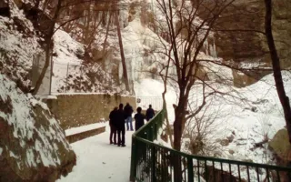 На крымском водопаде Учан-Су растут ледяные сталактиты — фото