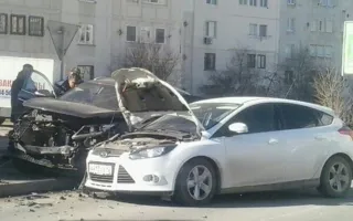 Чёрно-белое ДТП в Севастополе: авто загнали на бордюр и крепко побили (фото)