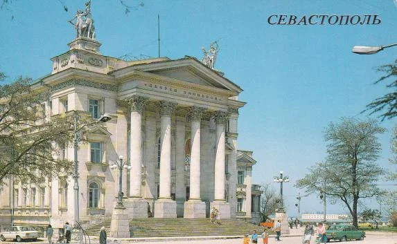 Фигуры севастопольских пионеров вернут на крышу ДДЮТ