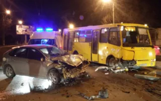 В Севастополе пьяная женщина на «Форде» врезалась в автобус — фото