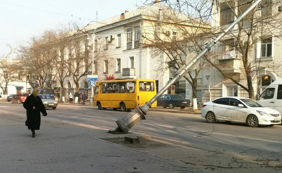 В центре Севастополя упали осветительные опоры (фото)