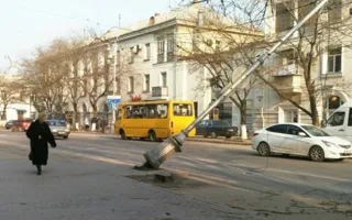 В центре Севастополя упали осветительные опоры (фото)
