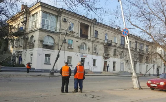 «Просто так не упадут»: в Севастополе отвели год на ремонт кривых столбов