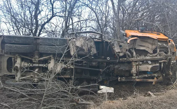 «Дорожные войны» в Крыму: фура «улетела» в лесополосу — фото