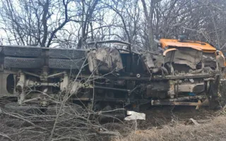«Дорожные войны» в Крыму: фура «улетела» в лесополосу — фото