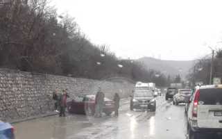 В районе Инкермана Audi врезался в стену, микроавтобус — в кювете