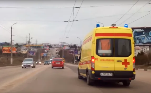 В Севастополе «в упор» не замечали скорую — и не пропускали (видео)