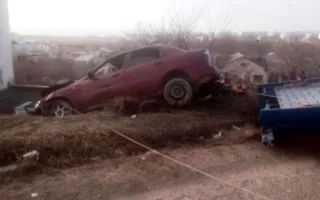 В Севастополе автомобиль завис над 10-метровым обрывом 