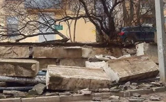 На Северной стороне подпорная стена обрушилась на теплотрассу