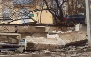 На Северной стороне подпорная стена обрушилась на теплотрассу