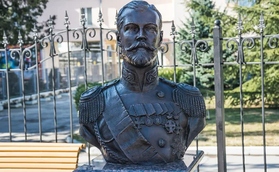 Духовенство поставило под сомнение «миротечение» бюста Николая II