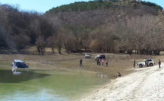 В крымском водохранилище чуть не утонул внедорожник