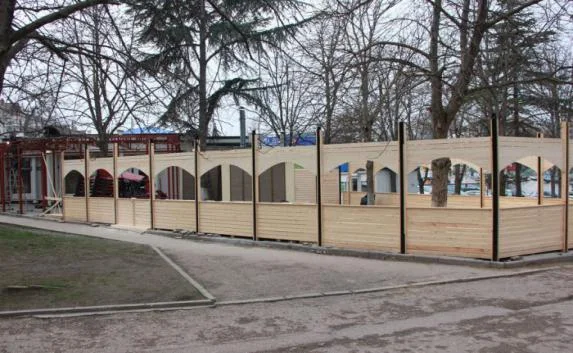Перед школой в Севастополе возводят летнюю площадку кафе 
