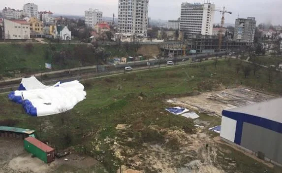 Каток в Севастополе унесло ветром (фото)