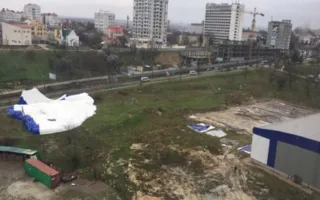 Каток в Севастополе унесло ветром (фото)