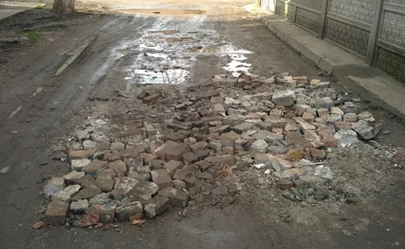 В Симферополе ямы на дорогах засыпают битыми кирпичами (фото)