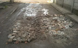 В Симферополе ямы на дорогах засыпают битыми кирпичами (фото)
