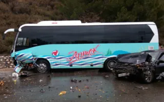 На Ялтинской трассе седан врезался в автобус «Артека» — фото, видео