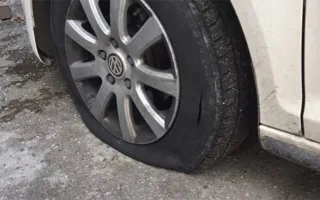 В Ялте неизвестные режут колёса припаркованных авто (видео)