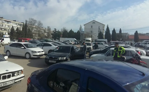 Парковку севастопольского МРЭО оборудовали веб-камерой