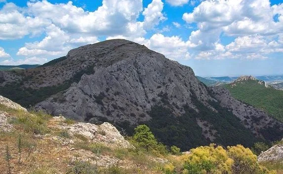 В горах Крыма спасатели помогли вытащить два авто с 10 пассажирами
