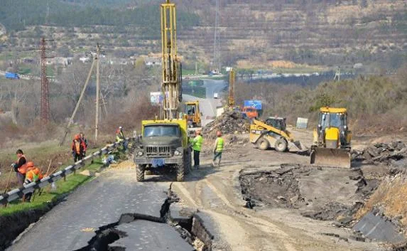 С севастопольского оползня вывезли половину дорожного полотна (фото)