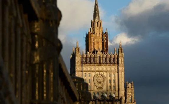 В День смеха МИД РФ предложил «услуги российских хакеров»