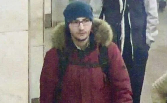 Источник: Взрыв в метро Петербурга совершил смертник (фото)