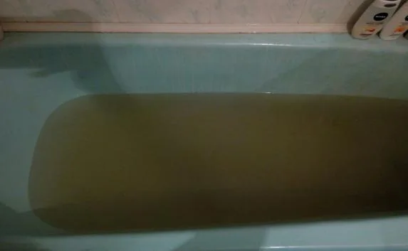 Жители Симферополя жалуются на ржавую воду в кранах
