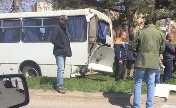 В Симферополе маршрутка врезалась в дерево — 10 пострадавших