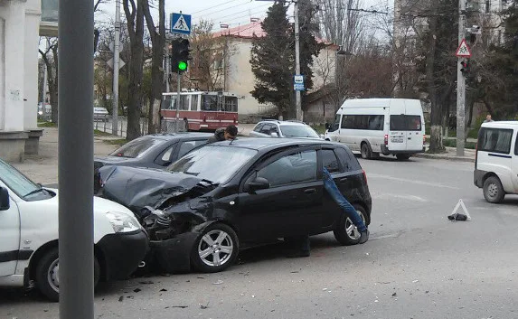 На перекрёстке в Севастополе лоб в лоб столкнулись автомобили (фото)