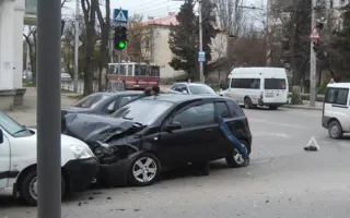 На перекрёстке в Севастополе лоб в лоб столкнулись автомобили (фото)