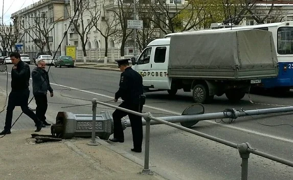 В центре Севастополя рухнули опоры троллейбусных линий (фото)