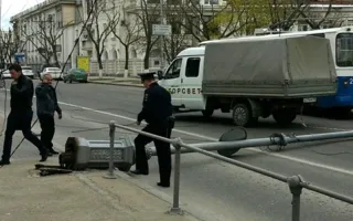 В центре Севастополя рухнули опоры троллейбусных линий (фото)