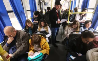 Крымчане написали «Тотальный диктант» в троллейбусе