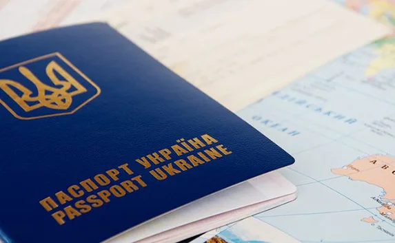 Порошенко пообещал крымчанам украинские загранпаспорта 