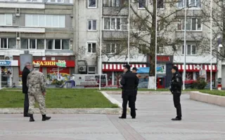 В Симферополе оцепили площадь из-за забытой у Ленина книги (фото)