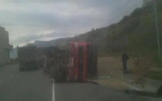 На крымской трассе перевернулась фура (фото)