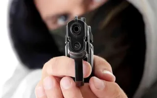 Грабитель с пистолетом напал на женщин в Севастополе
