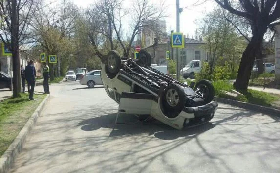 В центре Симферополя перевернулся внедорожник (фото)