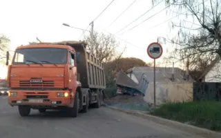 Врезавшийся в дом в Симферополе грузовик попал на камеру (видео)