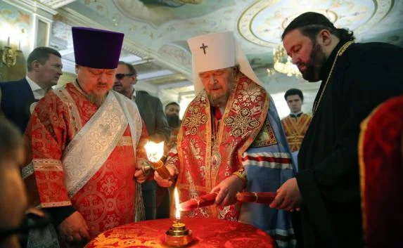 Симферополь встретил Благодатный огонь (фото)