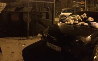 В Севастополе парковка возле баков закончилась «мусорной бомбой» (фото)