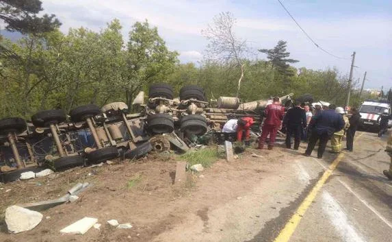Под Алуштой фура смяла легковушку — есть жертвы (фото)
