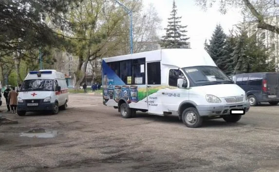 В Керчи пенсионерка выпала из переполненной маршрутки (видео)