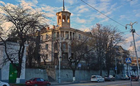 Ремонту дороги в центре Севастополя мешают автомобилисты